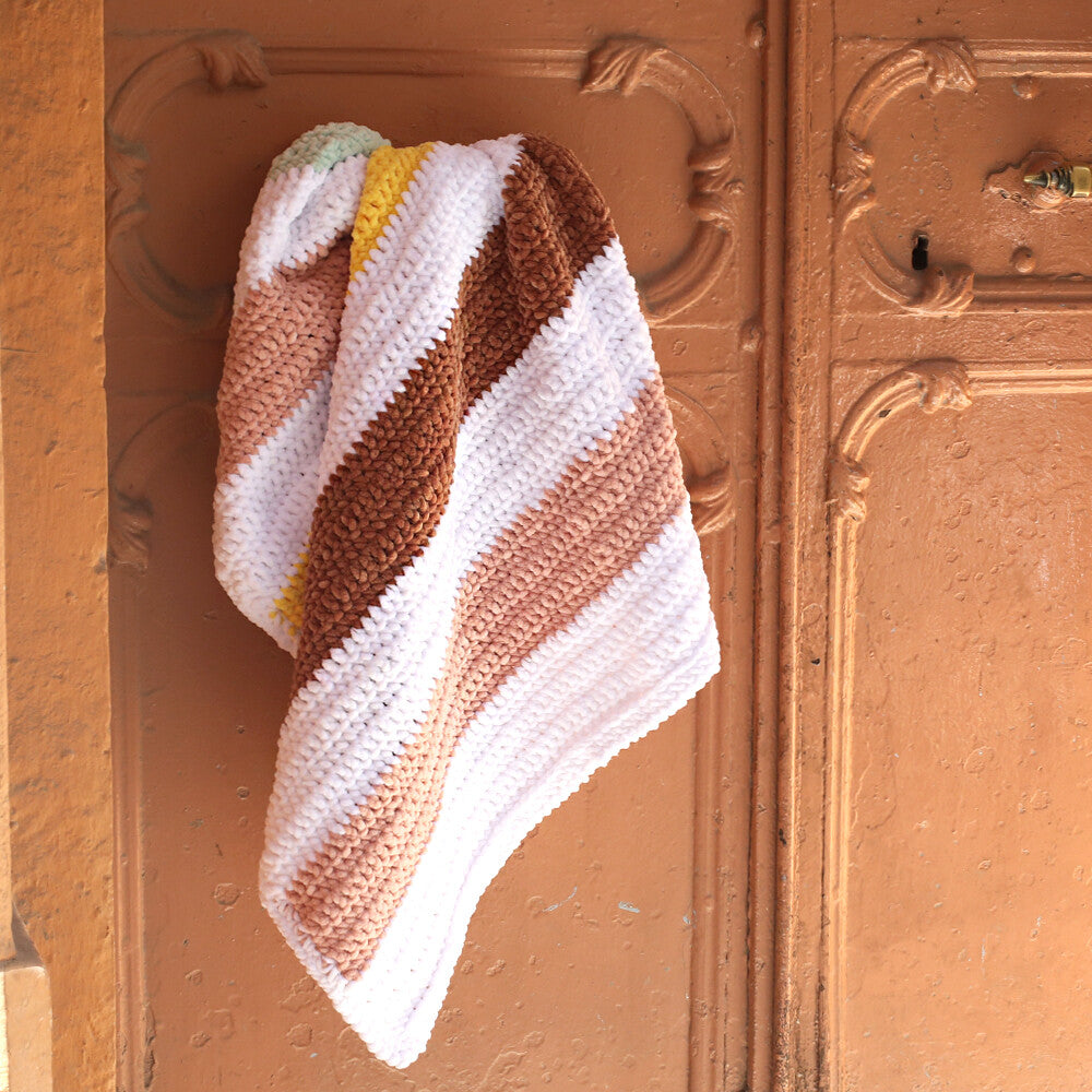 La Mia Mellow Chenille Yarn, Brown - 920