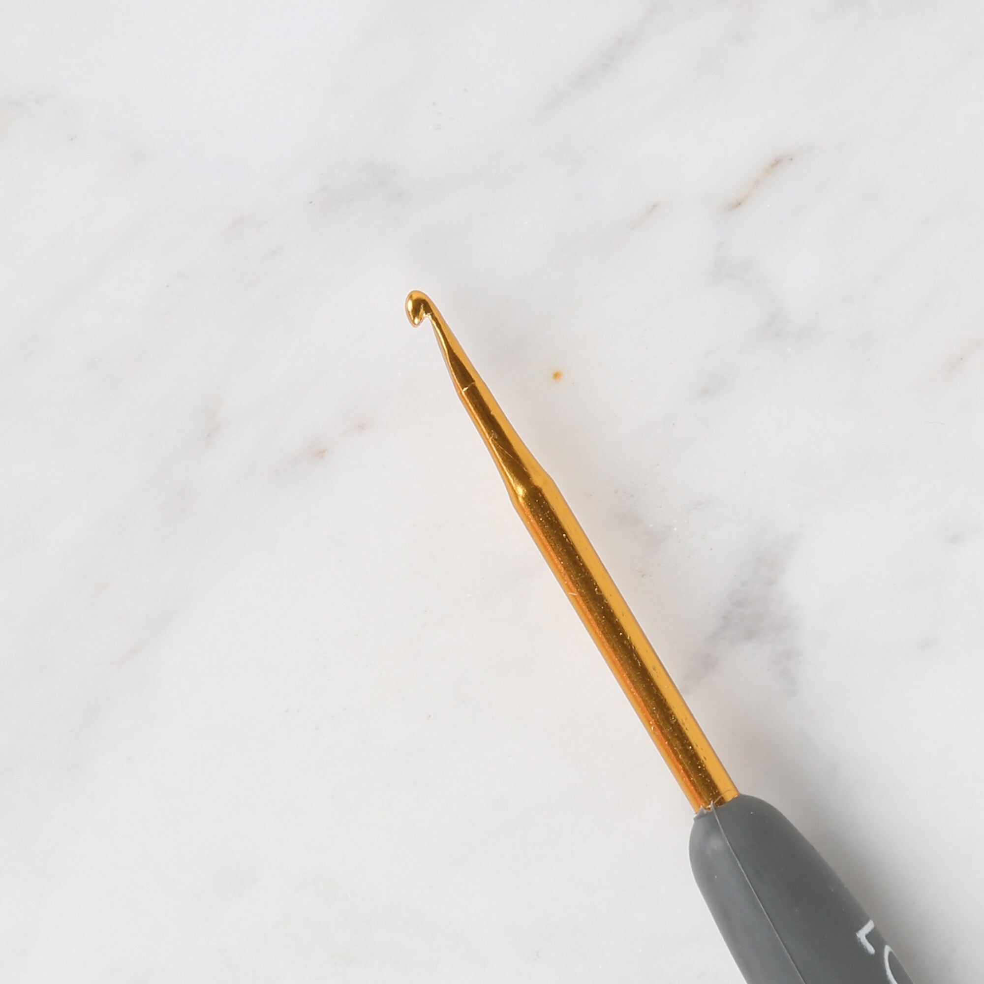 Loren Crafts Golden Tip Soft Handle Wool Crochet Hook LRN - 041 2 mm