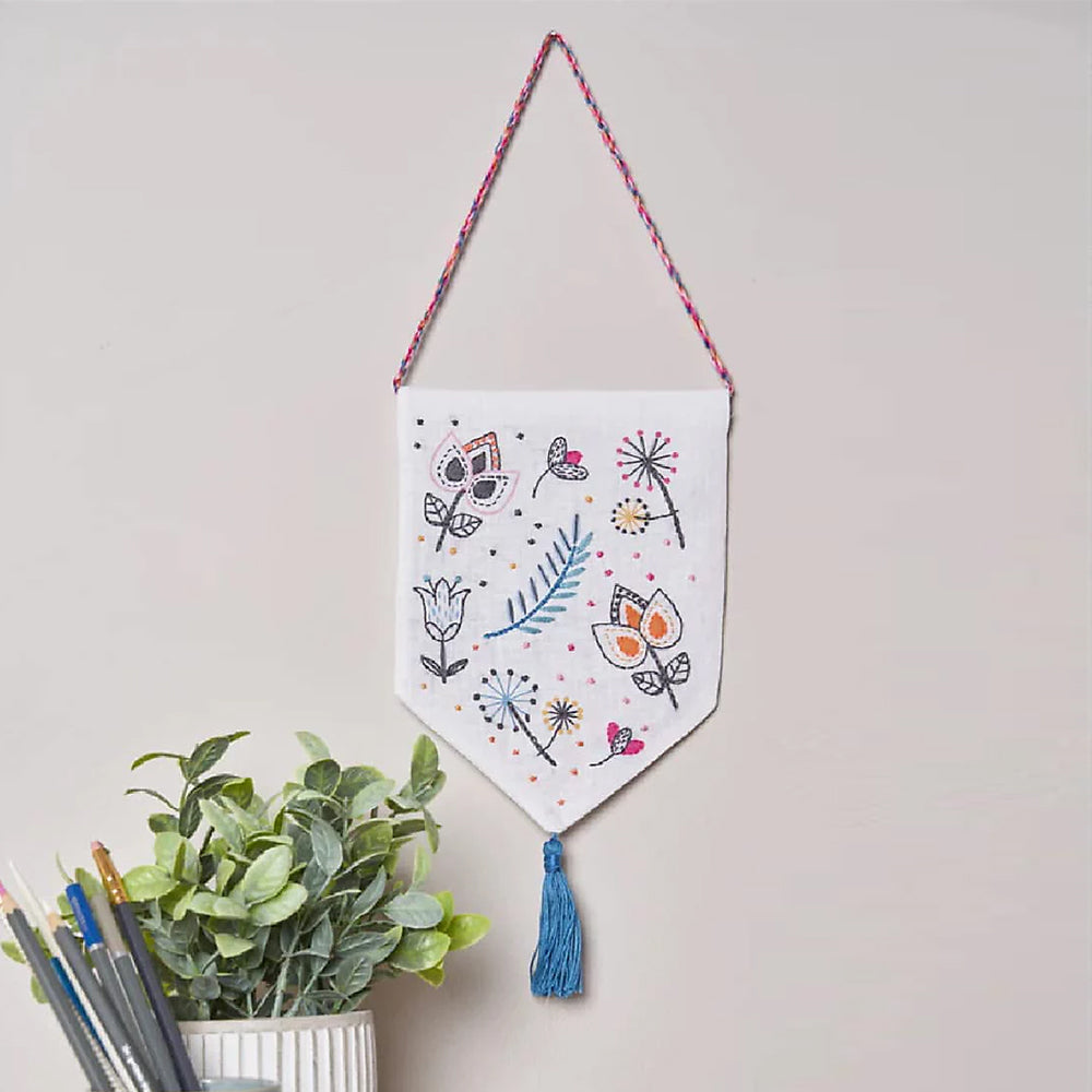 Anchor Duvar Dekoru ­Modern Graphic Floral Banner Embroidery Kit - PE137